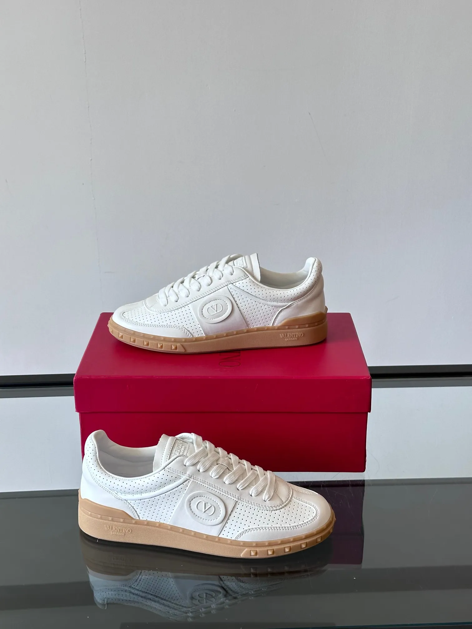 Factory price: 438💰Original quality, top version on the market VALENTINO (Valentino) latest fashion week catwalk [couples 👫 model], unique design, fashionable family specializes in slim feet🔥A fashion product of Baita [strong] Fabric: The toe is made of high mercerized triangular grain cowhide and A-grade full-grain cowhide, original lasting process Inner lining: cowhide lining + men's shoes 💰U hanging mesh feet, heels and tongues decorated with VaIentin* shallow relief oversized rivets Size: 38-44, customized 45